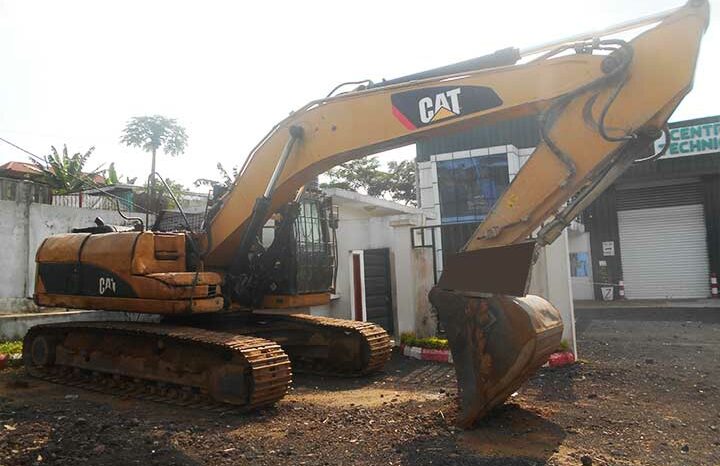 Location engin poclain Caterpillar M320 à Douala complet