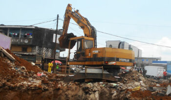 Location engin Pelle hydraulique Caterpillar 214 B à Douala complet