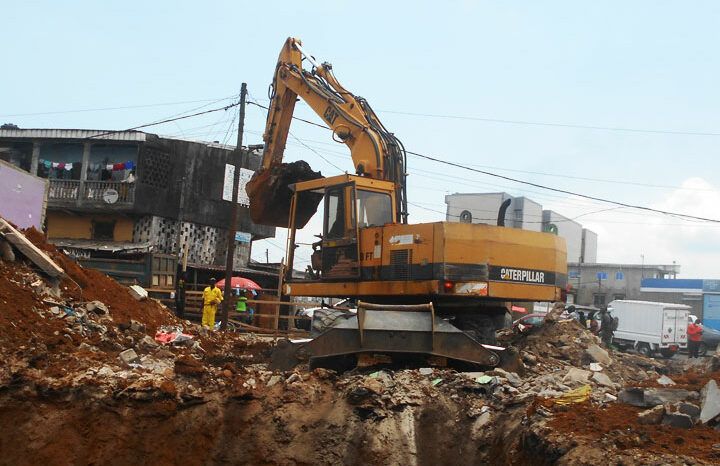 Location engin Pelle hydraulique Caterpillar 214 B à Douala complet