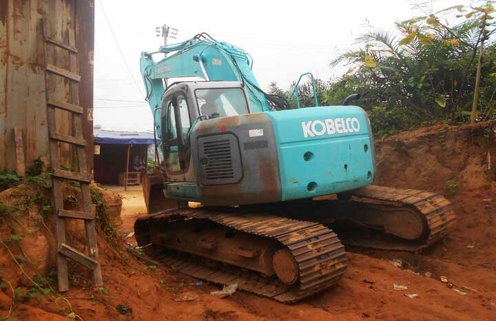 Location Pelle hydraulique sur chenilles Kobelco 235 SR à Douala complet