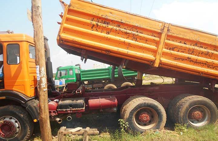 Camion benne Actros 2635 à Douala complet