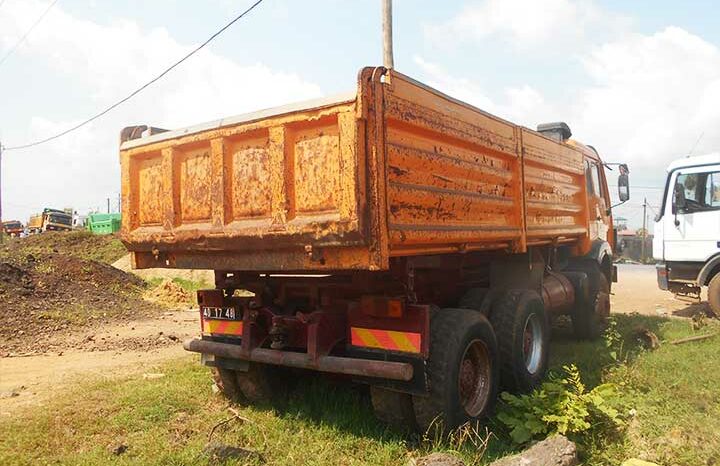 Camion benne Actros 2635 à Douala complet