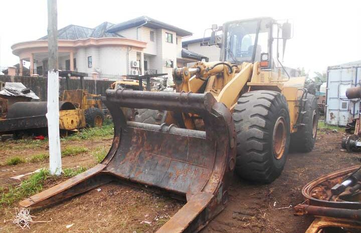 Location Chargeuse sur pneus Caterpillar 966F à Douala complet