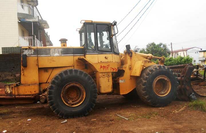 Location Chargeuse sur pneus Caterpillar 966F à Douala complet