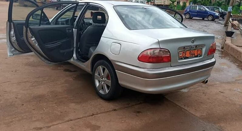 Toyota Avensis à vendre à Yaoundé Cameroun complet