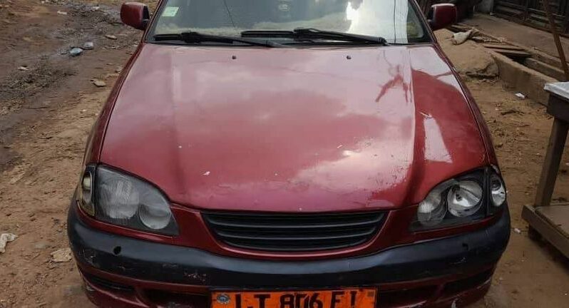 Toyota Avensis 2000 à vendre Douala complet