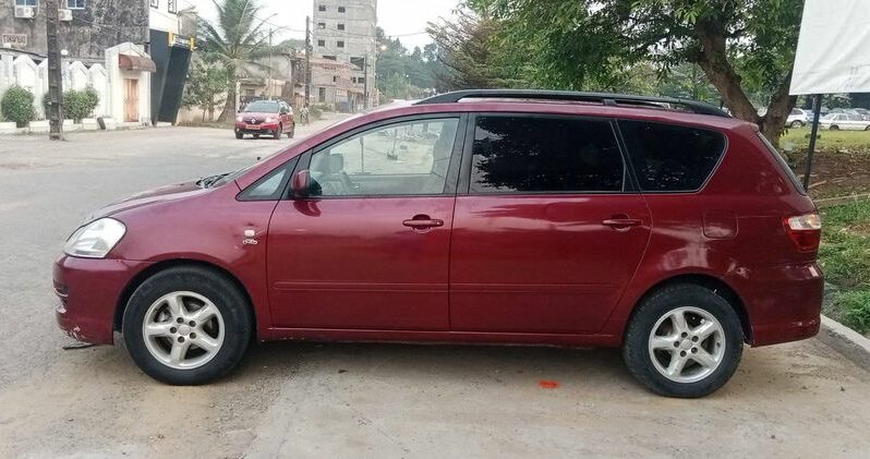 Toyota Avensis verso 2005 Douala complet