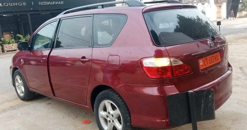 Toyota Avensis verso 2005 Douala complet