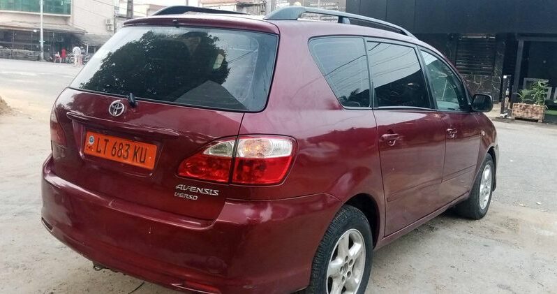 Toyota Avensis verso 2005 Douala complet