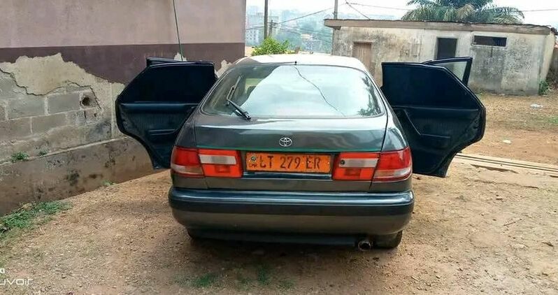 Toyota Carina E à vendre Douala complet