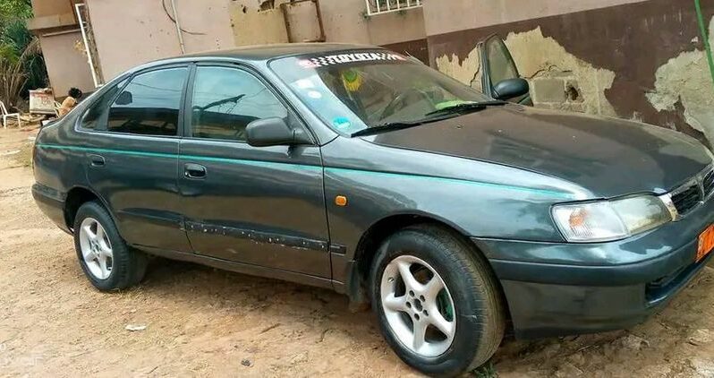 Toyota Carina E à vendre Douala complet