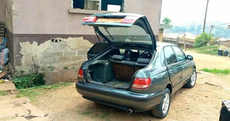 Toyota Carina E à vendre Douala complet