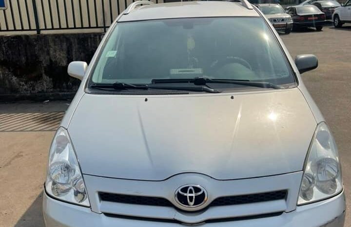 Toyota Corolla verso 2006 occasion Douala complet