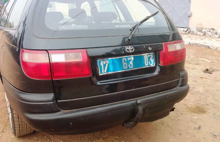 TOYOTA CARINA 3 LONG CHÂSSIS  Douala  complet