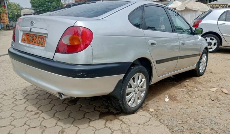 Toyota Avensis 2000 occasion Douala complet