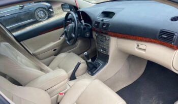 Toyota Avensis 2004 occasion Europe Douala complet