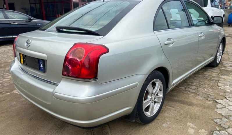 Toyota Avensis 2004 occasion Europe Douala complet