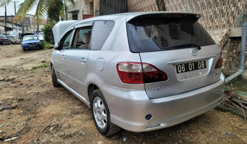 Avensis verso 2005 à vendre Buea complet