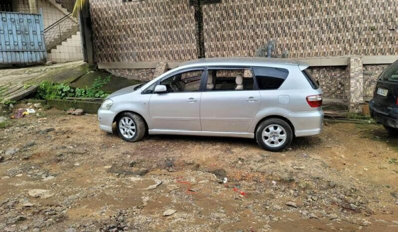 Avensis verso 2005 à vendre Buea complet